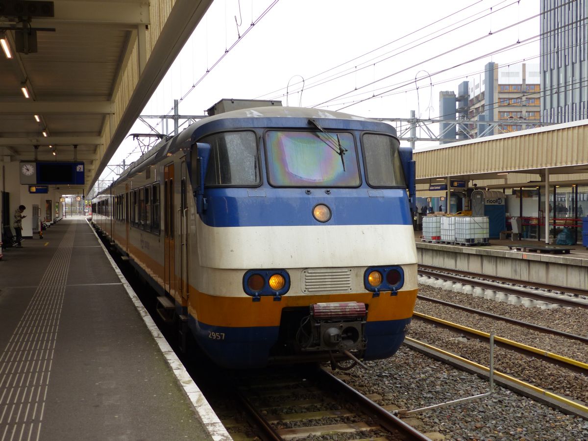 NS SGM-III Sprinter Triebzug 2957 Gleis 2 Leiden Centraal 28-03-2019.

NS SGM-III Sprinter treinstel 2957 spoor 2 Leiden Centraal 28-03-2019.