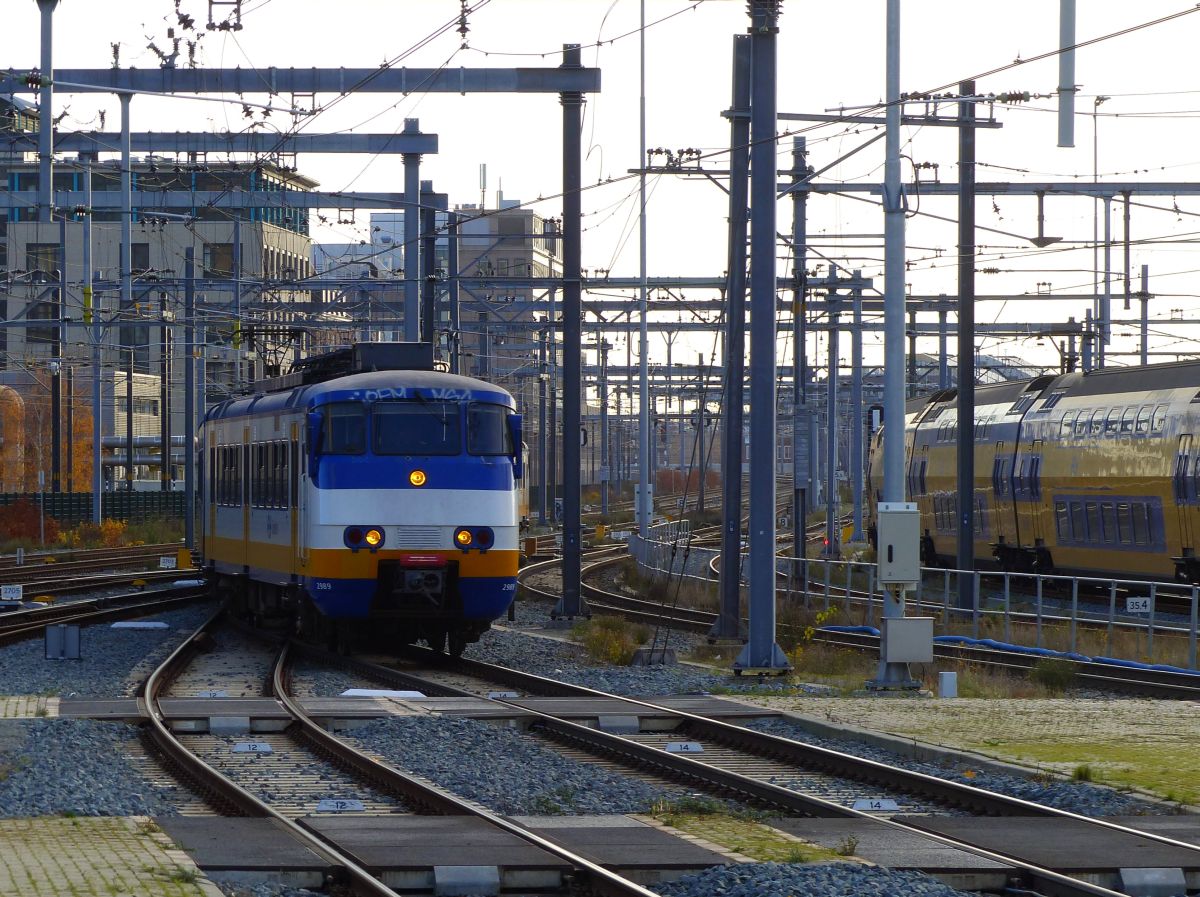 NS SGM-III Sprinter Triebzug 2989 Einfahrt Utrecht Centraal Station 29-11-2019.

NS SGM-III Sprinter treinstel 2989 binnenkomst spoor 14 Utrecht CS 29-11-2019.