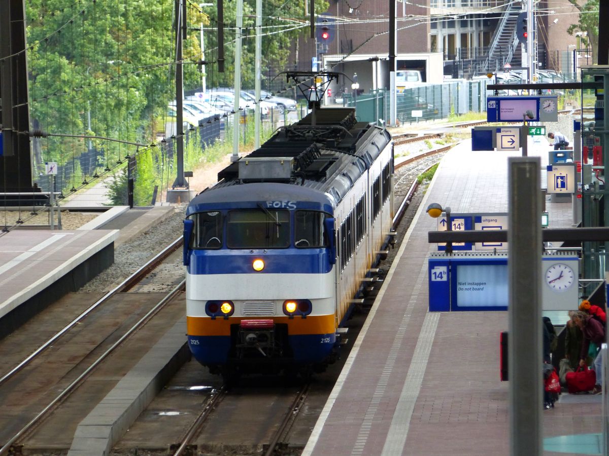 NS SGM Sprinter TW 2125 Gleis 14 Rotterdam Centraal Station 04-08-2017.

NS SGM-2 Sprinter 2125 spoor 14 Rotterdam CS 04-08-2017.