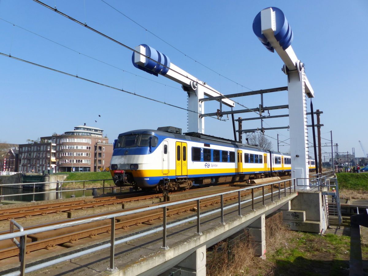 NS SGM Sprinter TW 2936 Eisenbahnbr�cke  Delflandse Buitensluis , Vlaardingen 16-03-2017. 

NS SGM Sprinter treinstel 2936 spoorbrug Delflandse Buitensluis, Vlaardingen 16-03-2017. 