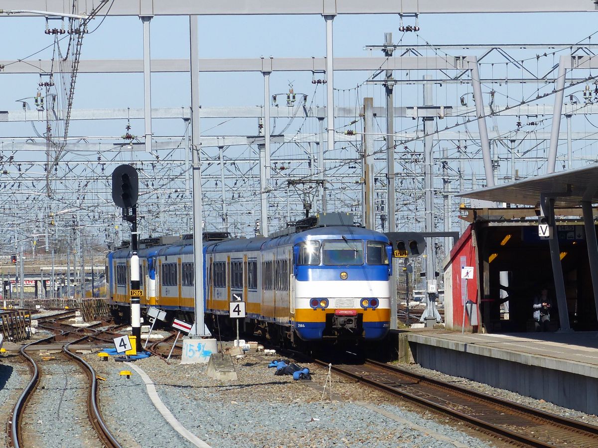 NS SGM TW 2986 Gleis 12 Utrecht Centraal Station 01-04-2016.

NS SGM treinstel 2986 spoor 12 Utrecht CS 01-04-2016.
