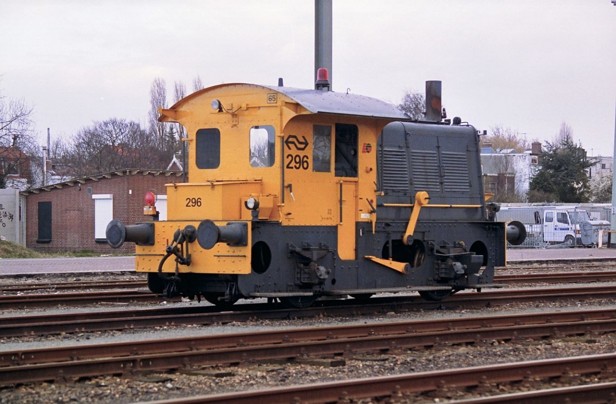 NS Sik locomotor 296 Leiden Güterbahnhof März 1994. (Scan von Negativ)

NS Sik locomotor 296 Leiden Goederen maart 1994. (Scan van negatief)