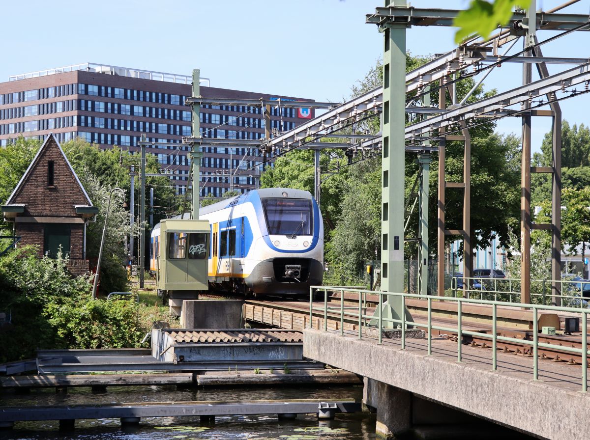 NS SLT-6 Triebzug 2624 Intercity von Leiden nach Utrecht. Galgewaterbrug. Rijnzichtbrug, Leiden  18-07-2022.

NS SLT-6 treinstel 2624 als intercity van Leiden naar Utrecht. Galgewaterbrug. Rijnzichtbrug, Leiden  18-07-2022.