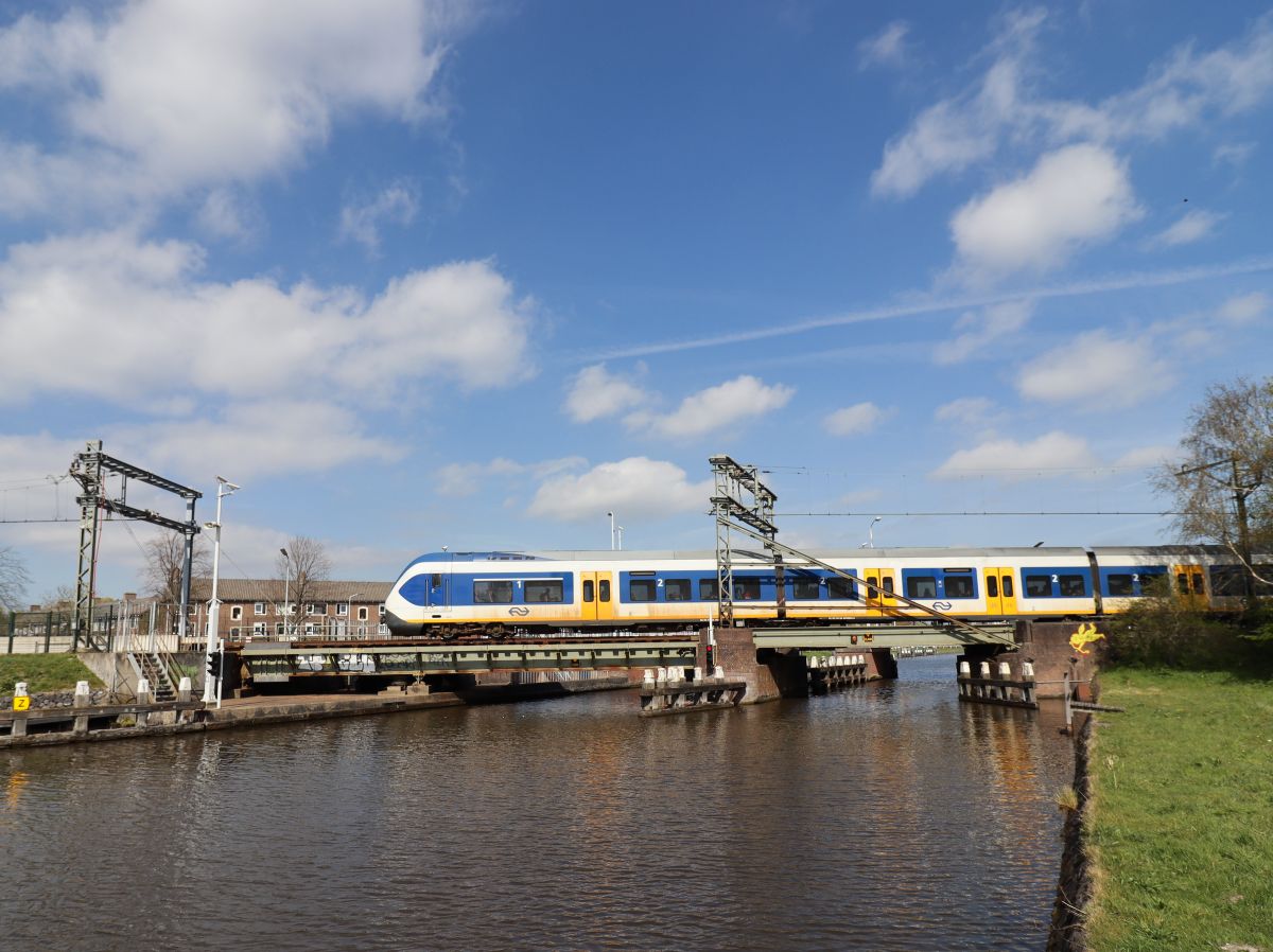 NS SLT-6 Triebzug 2641  Rijn en Schiekanaal  Eisenbahnbr�cke Leiden 15-04-2022.


NS SLT-6 treinstel 2641 Rijn en Schiekanaal spoorbrug Leiden 15-04-2022.
