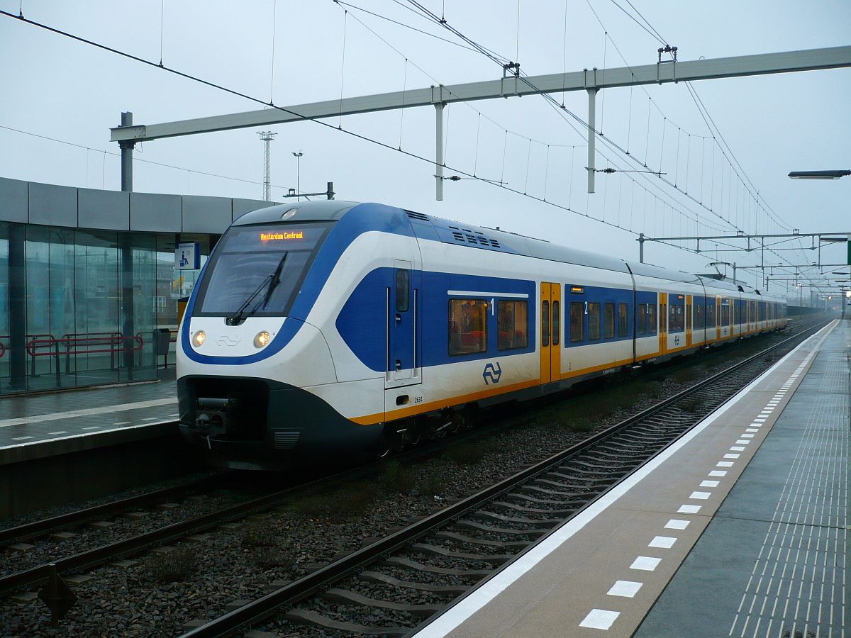 NS SLT-6 TW 2634 Gleis 2 Amsterdam Science Park 16-12-2015.

NS SLT-6 treinstel 2634 spoor 2 Amsterdam Science Park 16-12-2015.