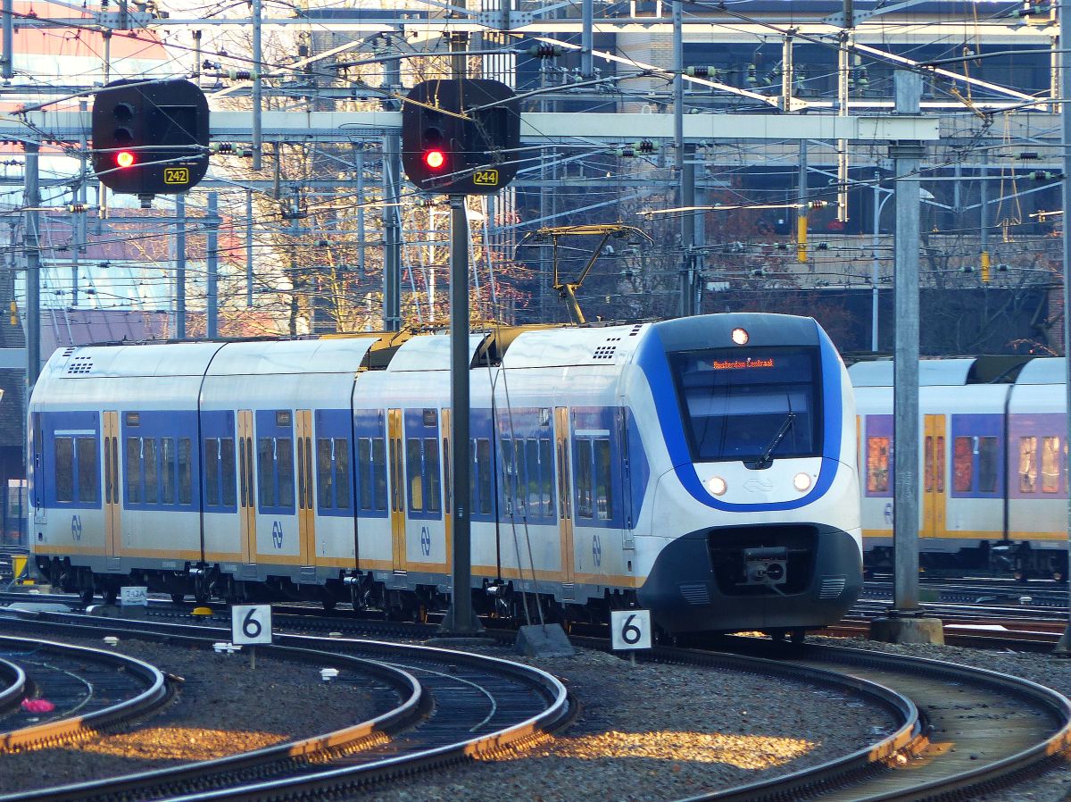 NS SLT Triebzug 2458 Amersfoort 27-12-2019

NS SLT treinstel 2458 Amersfoort 27-12-2019