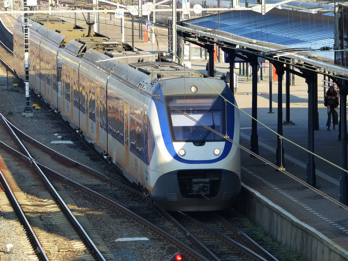 NS SLT Triebzug 2622 Gleis 4 Geldermalsen 07-02-2020.

NS SLT treinstel 2622 spoor 4 Geldermalsen 07-02-2020.