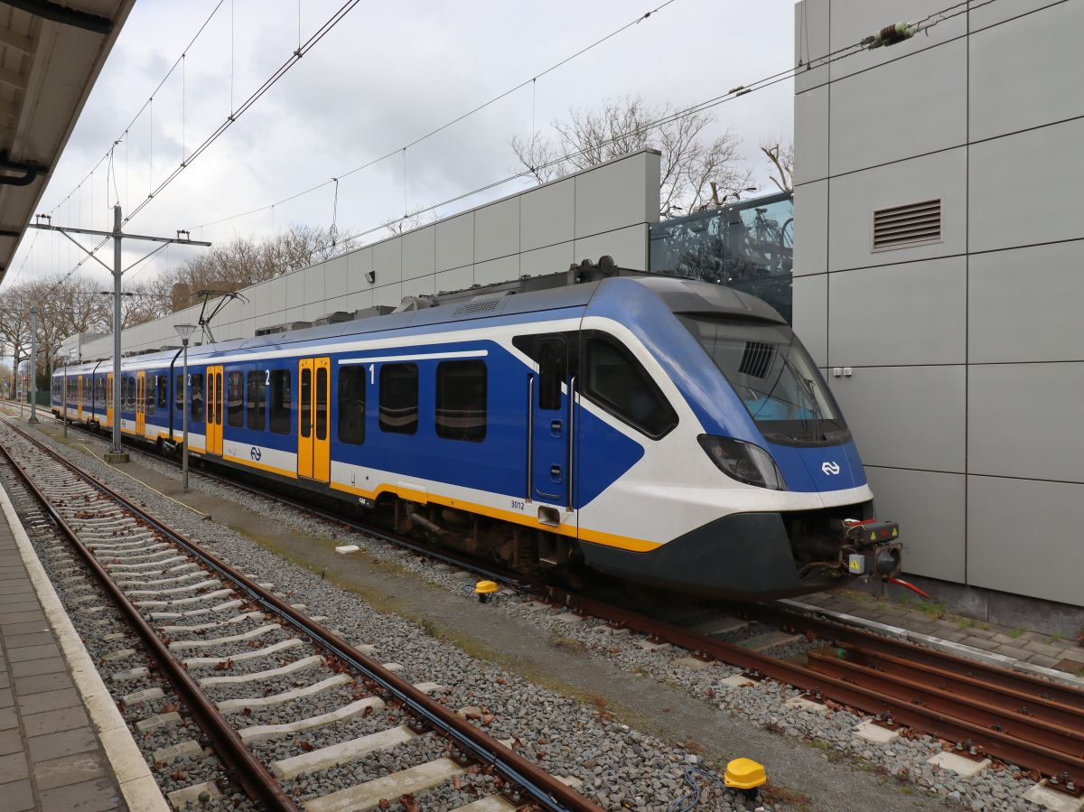 NS SNG-3 Triebzug 3012 Gleis 21 Bahnhof Dordrecht 01-04-2022.

NS SNG-3 treinstel 3012 spoor 21 station Dordrecht 01-04-2022.