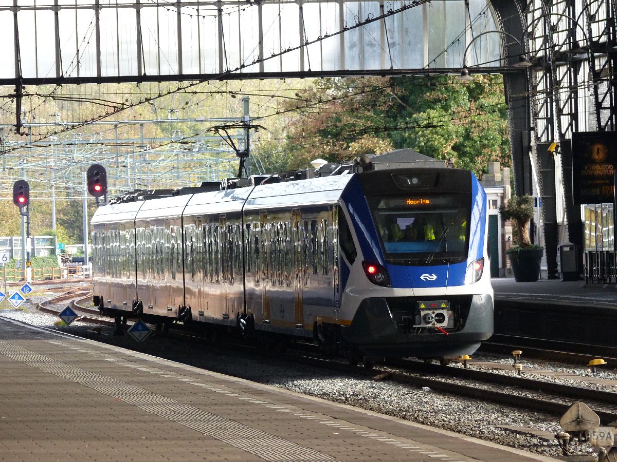 NS SNG-4 (Sprinter Nieuwe Generatie) Triebwagen 27XX whrend Probefahrt Gleis 2 Haarlem 31-10-2018.

NS SNG-4 treinstel 27XX tijdens proefrit spoor 2 Haarlem 31-10-2018.