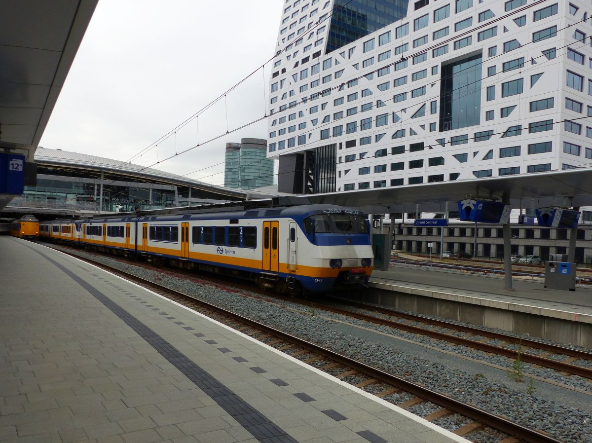 NS Sprinter SGM-II Triebzug 2142 Gleis 14 Utrecht Centraal Station 10-07-2019.

NS  Sprinter SGM-II treinstel 2142 spoor 14 Utrecht CS 10-07-2019.