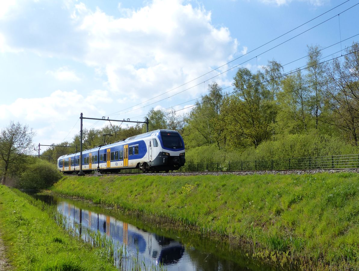 NS Stadler Flirt Triebzug 2231 Nemelaerweg, Oisterwijk 07-05-2021.


NS Stadler Flirt treinstel 2231 Nemelaerweg, Oisterwijk 07-05-2021.