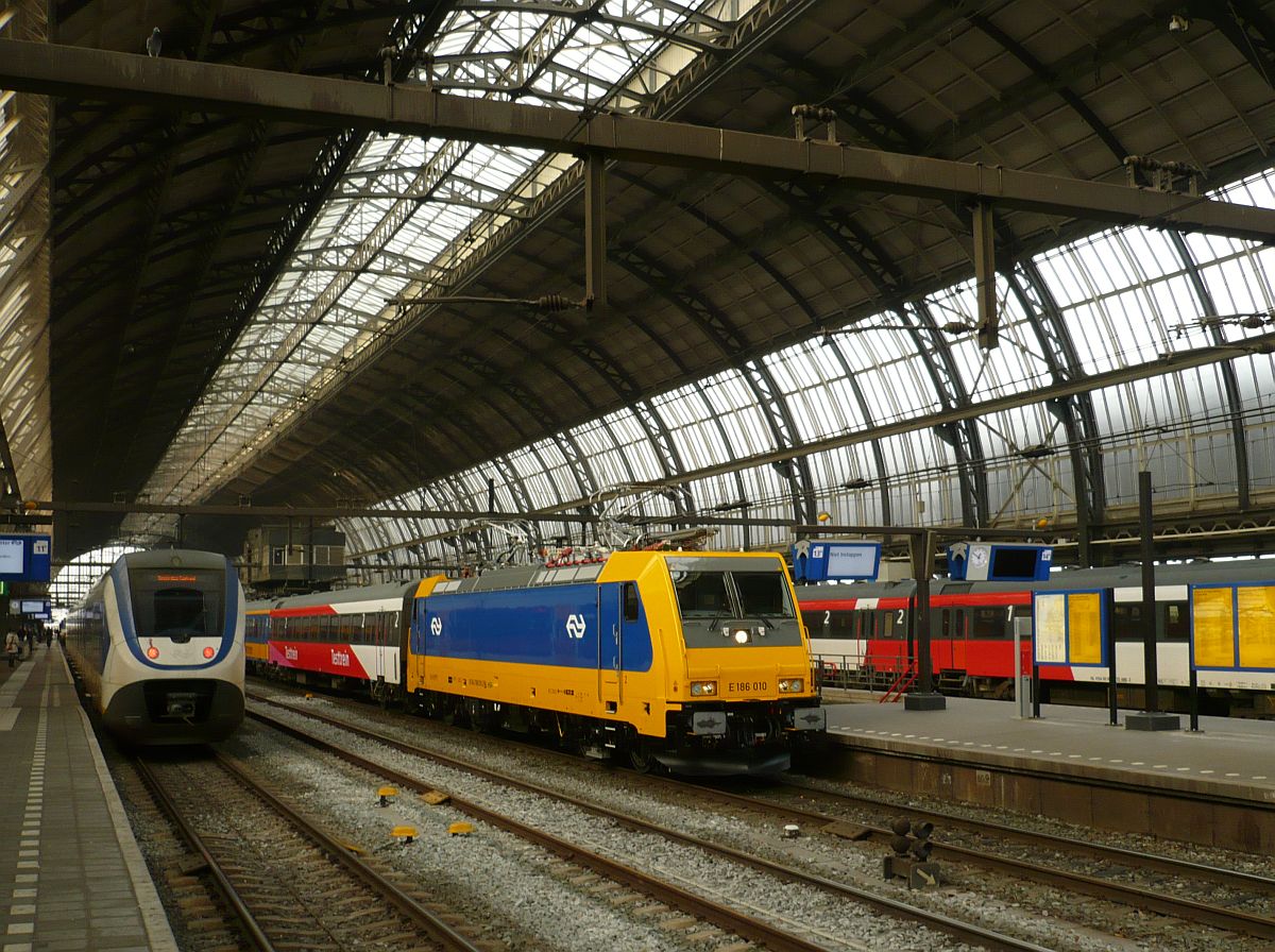 NS TRAXX lok 186 010 (91 84 1186 010-2) whrend ein Probefahrt. Gleis 13 Amsterdam Centraal Station 05-11-2014.

NS TRAXX loc 186 010 (91 84 1186 010-2) tijdens een afnamerit. Spoor 13 Amsterdam Centraal Station 05-11-2014.