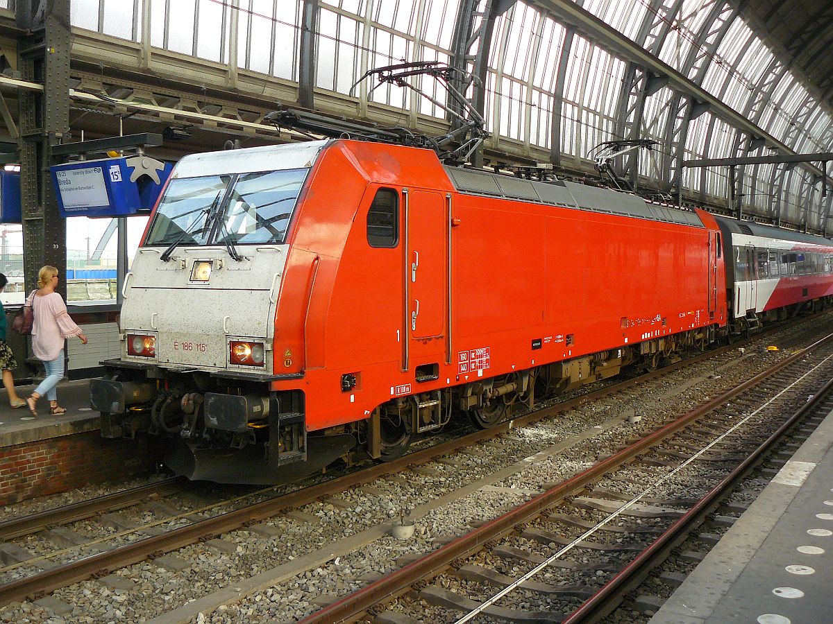 NS Traxx Lok 186 115 (91 84 1186 115-9) mit IC nach Breda auf Gleis 15 in Amsterdam Centraal Station 20-09-2014.

NS Traxx locomotief 186 115 (91 84 1186 115-9) met IC Direct trein naar Breda spoor 15 Amsterdam Centraal Station 20-09-2014.