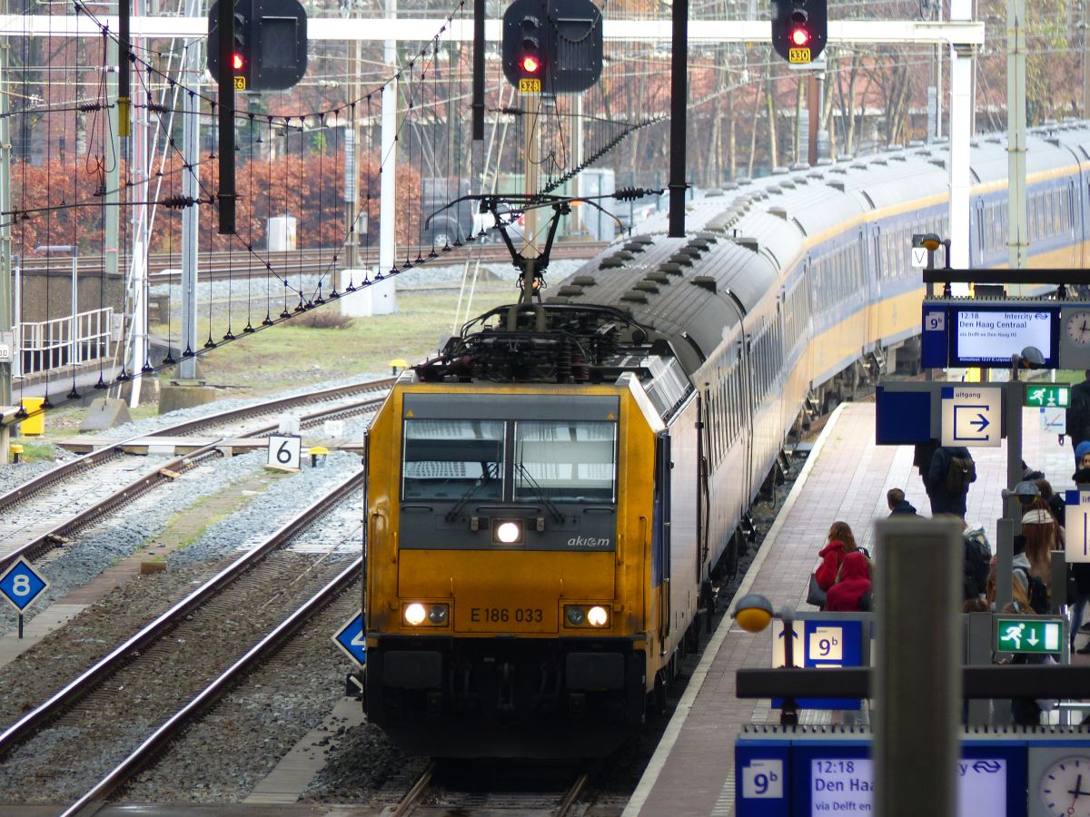 NS TRAXX Lokomotive 186 033 (91 84 1186 033-4 NL-NS) Gleis 9 Rotterdam Centraal Station 11-12-2019.

NS TRAXX locomotief 186 033 (91 84 1186 033-4 NL-NS) spoor 9 Rotterdam CS 11-12-2019.