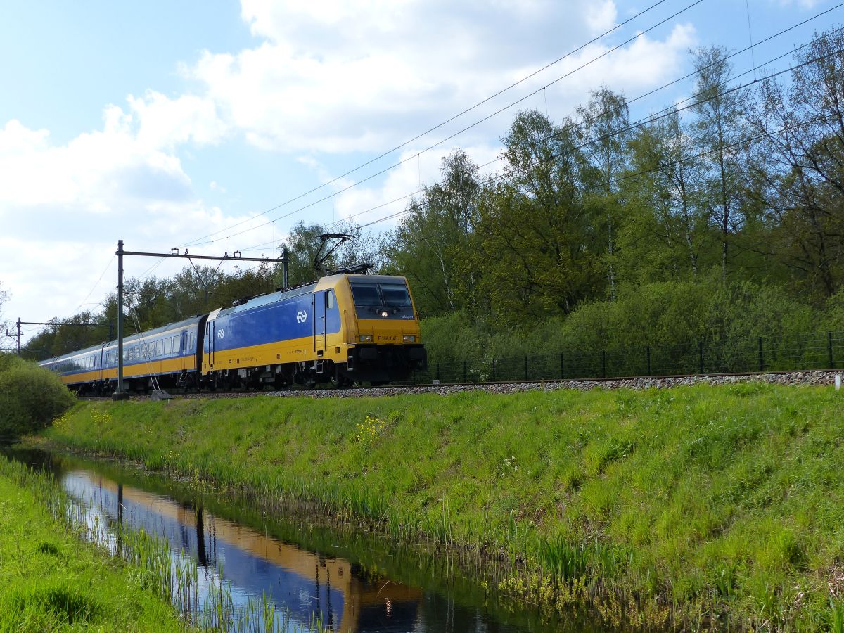 NS TRAXX Lokomotive 186 045-8 (91 84 1186 045-8 NL-NS) Nemelaerweg, Oisterwijk  07-05-2021.

NS TRAXX locomotief 186 045-8 (91 84 1186 045-8 NL-NS) Nemelaerweg, Oisterwijk  07-05-2021.