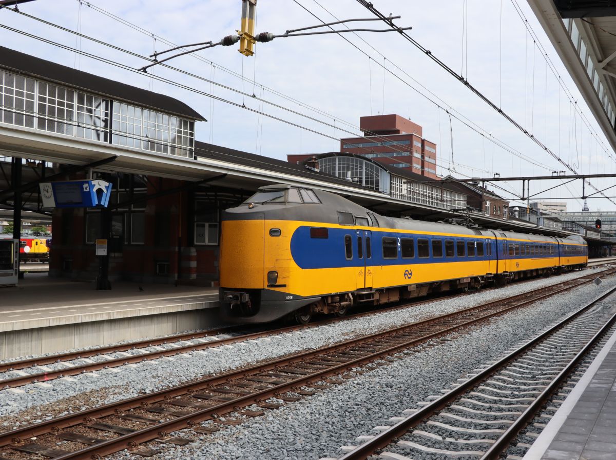 NS treinstel ICM-III Triebzug 4058 Gleis 4 Bahnhof Amersfoort Centraal 02-08-2022.

NS ICM-III treinstel 4058 spoor 4 station Amersfoort Centraal 02-08-2022.