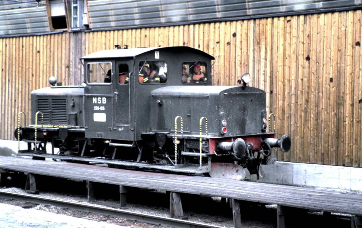 NSB Bahndienstfahrzeug 229-126 bettigt sich als Taxi fr Tunnelarbeiter in Myrdal am 01.08.1985.