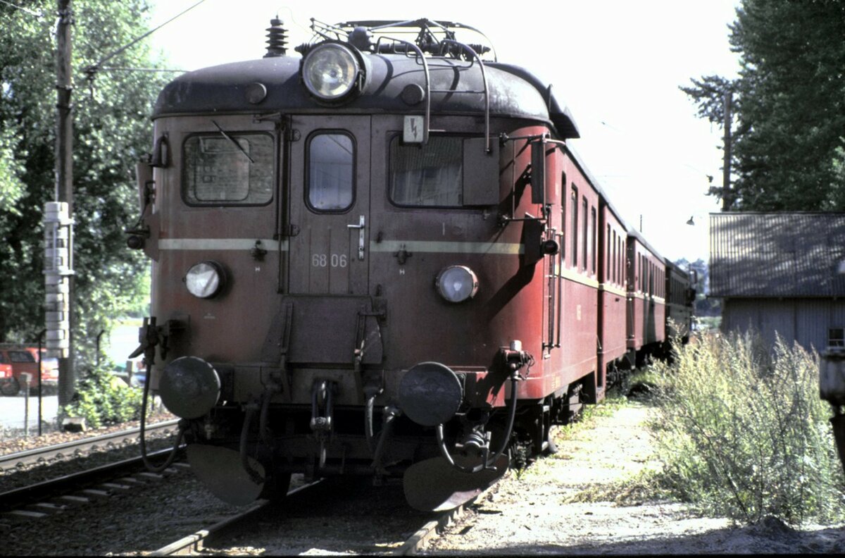 NSB BM 68 A 02 V max 100 km/h, LP 2095 mm, Baujahr 1956 in Hamar am 04.08.1985.