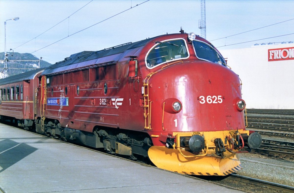 NSB Diesellok Di3 625 in Trondheim am 22-04-1993. Bild und Scan: Hans van der Sluis

NSB dieselloc Di3 625 in Trondheim 22-04-1993. Scan van negatief