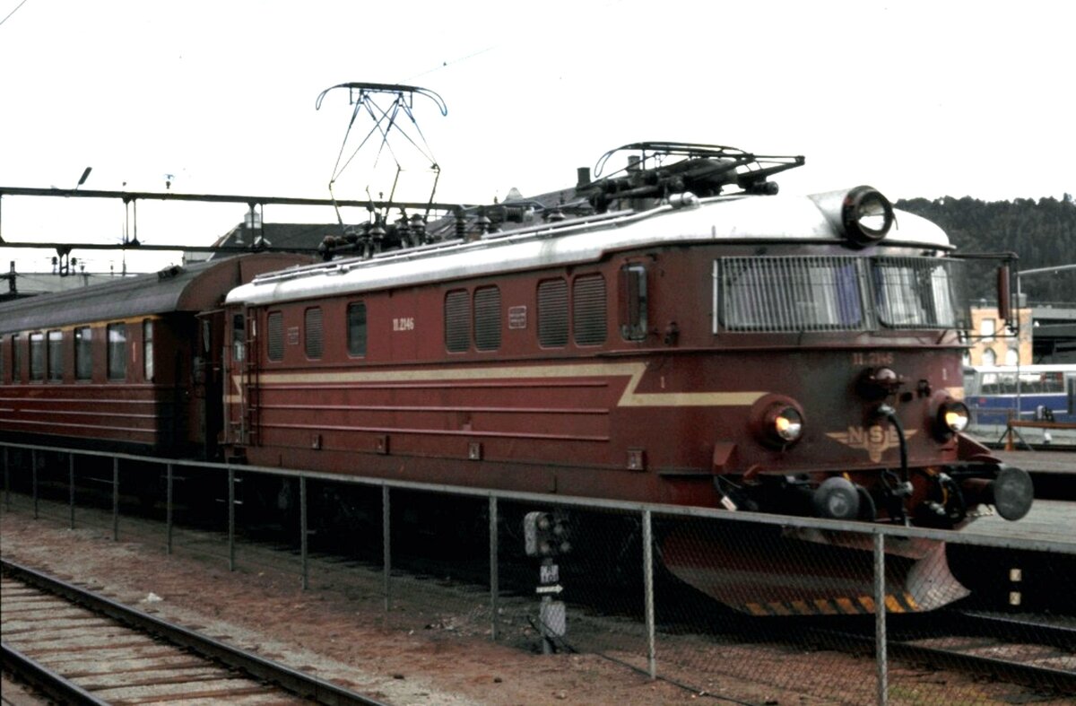 NSB El 11.2146 in Oslo Ostbahnhof im Juli 1977.