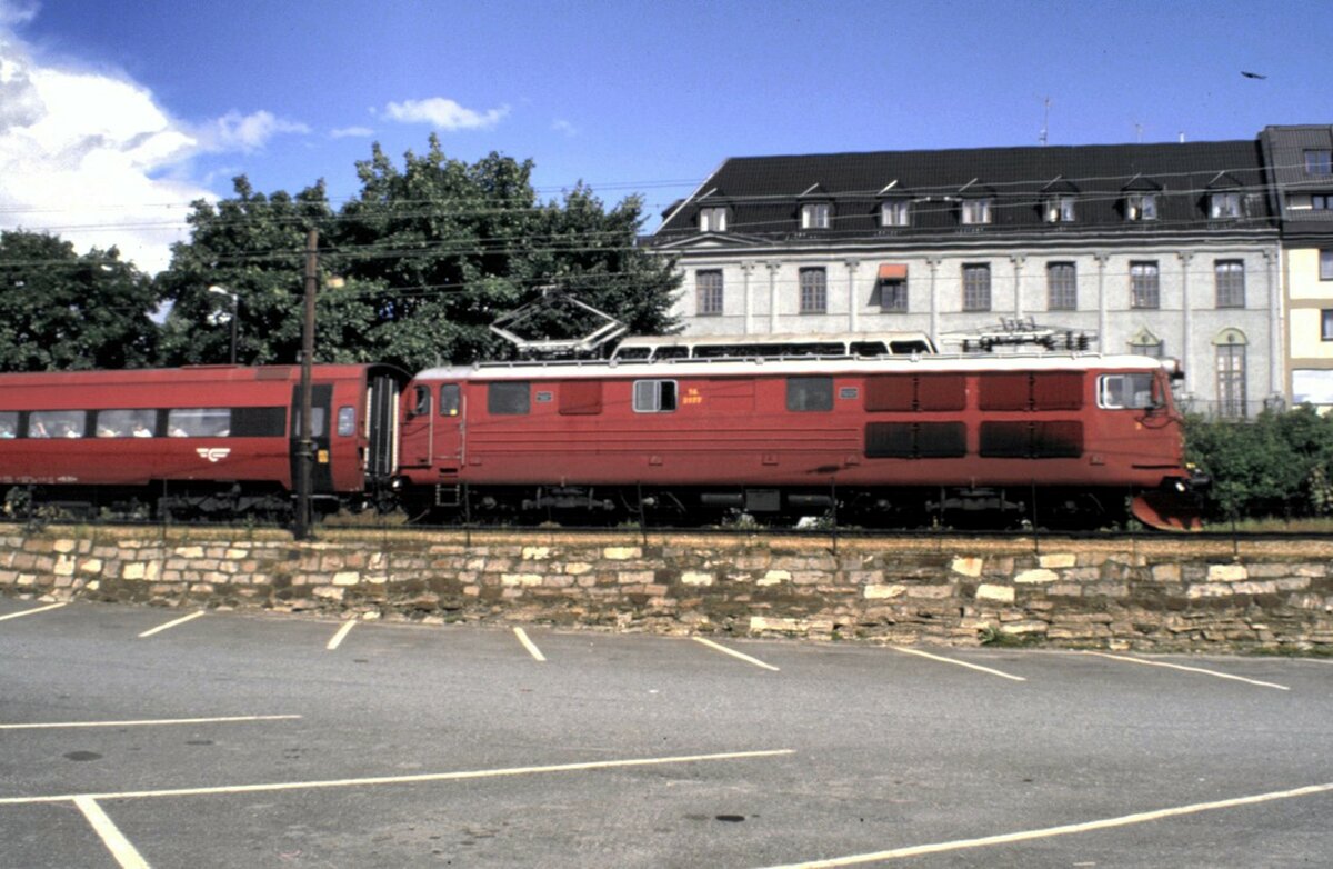 NSB El 14 2177 mit D-Zug  Dovresprinter  in Hamar am 04.08.1985.