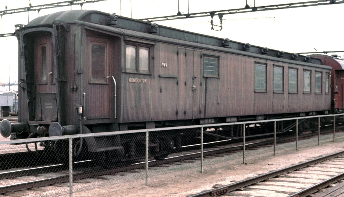NSB Reisezugwagen mit Postabteil in Holzbauweise in Oslo Ostbahnhof im Juli 1977.