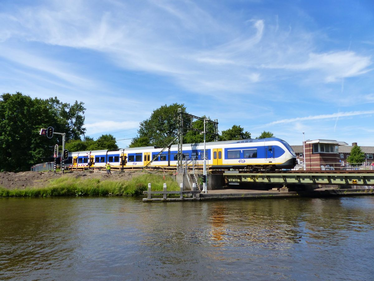 NSR SLT-4 TW 2409 Rijn en Schiekanaal Br�cke. Leiden 08-06-2016.


NSR (NS Reizigers) SLT-4 treinstel 2409 Rijn en Schiekanaal brug. Leiden 08-06-2016.
