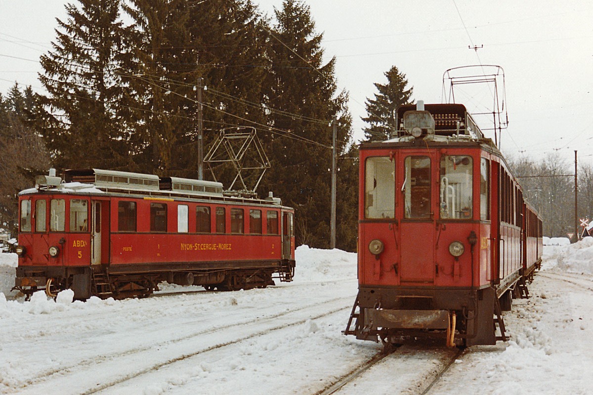 NStCM: ABDe 4/4 5 und Regionalzug mit ABDe 4/4 11 in St-Cergue im Dezember 1984. Diese Triebwagen standen ab 1916 bis 1985 im Einsatz zwischen Nyon und La Cure.
Foto: Walter Ruetsch 