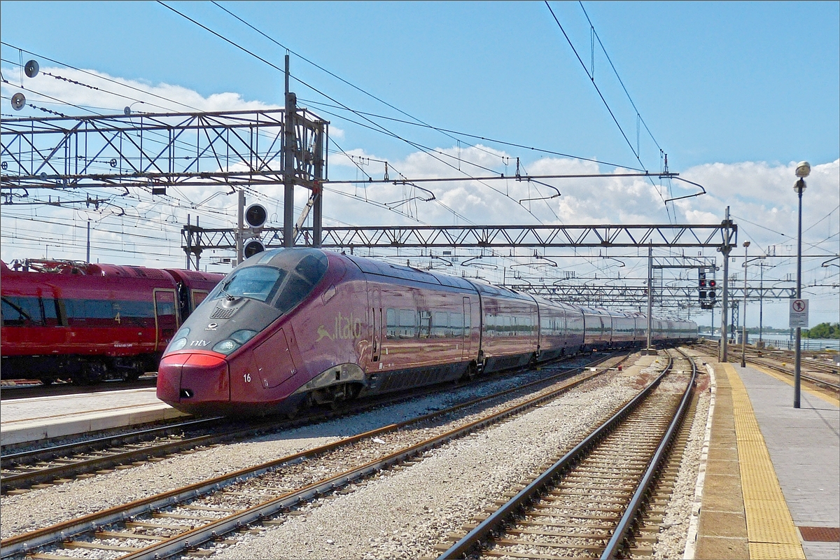 ntv .italo 16 Triebzug 93 83 4575 016 fhrt am 16.05.2019 in den Bahnhof von Venezia Santa Lucia ein.