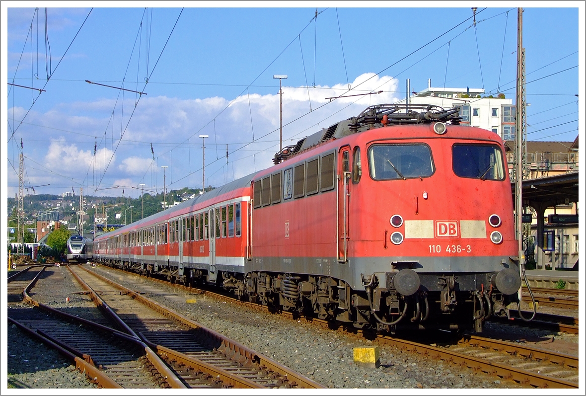 Nun auch schon ein historisches Bild, da die Lok im Juni 2013, nach 46 1/2 Dienstjahren, verschrottet wurde....

Die DB 110 436-3, ex DB E10 436, mit n-Wagen (ex Silberlinge) steht am 04.09.2010 im Hbf Siegen auf dem Abstellgleis. Die Aufnahme entstand aus dem Südwestfälische Eisenbahnmuseum, Siegen.

Die E 10 wurde 1966 von Krauss-Maffei unter der Fabriknummer 19211 gebaut, die elektrische Ausrüstung war von SSW (Siemens-Schuckert-Werke).
Die Z-Stellung der E10.3 (Bügelfalte) erfolgte am 18.04.2013.

Technische Daten:
Achsanordnung:   Bo´Bo´   
Dienstgewicht:  85 t   
Achslast: 21 t   
Höchstgeschwindigkeit (zul.):   140 Km/h (Anfangs 150 km/h)
 Anfahrzugkraft: 275 kN
Nennleistung:  3.700 kW (5.032 PS)
Anzahl Fahrmotoren  4   
Antriebsart: Gummiringfeder mit einseitigem Stirnradgetriebe   
Länge über Puffer:  16.440 mm 
Drehzapfenabstand:   7.900 mm   
Achsstand in den Drehgestellen:  3.400 mm   
Kleinster befahrbarer Radius:  100 m   
Stromsystem:  Einphasen-Wechselstrom 15 000 V, 16 2/3 Hz 
Elektrische Bremse: Gleichstrom-Widerstandsbremse
 
Beschaffungskosten:  ca. 1.300.000,00 DM
Gebaute Anzahl: 385 Stück (ohne die 31 E10.12 später 112)
Herstellerwerke (mechanischer Teil): Henschel, Krauss-Maffei, Krupp 
Herstellerwerke (elektrischer Teil): AEG, BBC, SSW 

Allgemeines zur E10

1952 und 1953 wurden fünf Vorserien-Lokomotiven der Baureihe E 10.0 gebaut, diese wurden zwischen 1975 und 1979 ausgemustert.

Die ersten Serienloks der Baureihe E 10 erhielten Ordnungsnummern ab 101 aufwärts und werden entsprechend auch als Baureihe E 10.1 bezeichnet. Im Gegensatz zur E 40 war die E 10 mit einer Widerstandsbremse ausgerüstet worden. Daher unterscheiden sich beide Baureihen minimal im Dachbereich. 
Ab Dezember 1956 wurden in mehreren Serien insgesamt 379 Fahrzeuge von den Herstellern Krauss-Maffei, Krupp, Henschel (alle mechanischer Teil) sowie SSW (Siemens-Schuckertwerke), AEG und BBC (elektrischer Teil) ausgeliefert. Die Serienmaschinen lassen sich in drei optisch unterschiedliche Ausführungen unterteilen: Die E 10.1 wurde in der Einheits-Kastenform mit großen Einzelleuchten abgeliefert. Im Laufe der Produktion (ab E 10 216) wurden die großen Einzelleuchten später durch zwei kleinere Leuchten (eine als Spitzenlicht, eine als Schlusslicht) ersetzt; diese Ausführung wird entsprechend den laufenden Nummern als E 10.2 bezeichnet. 
Ab E 10 288 wurde ein neuer, aerodynamisch günstigerer Lokkasten (sogenannte „Bügelfalten-Front“), der zuvor bei der E 10.12 eingeführt worden war, auch bei den normalen E 10 verwendet. Diese Lokomotiven werden daher auch als E 10.3 bezeichnet. 
Das Einsatzspektrum der ab 1968 als Baureihe 110 geführten Loks hat sich ab den 1990er Jahren in Richtung Nahverkehr verschoben, entsprechend wurden sie auch im Zuge der dritten Stufe der Bahnreform dem Nahverkehrsbereich DB Regio zugeschlagen, was praktisch das Ende der Einsätze im Fernverkehr bedeutete. Um die Loks im Regionalverkehr wirtschaftlicher einsetzen zu können, wurden viele Loks der Baureihe 110.3 ab 1997 mit Steuergeräten für die konventionelle DB-Wendezugsteuerung (KWS) ausgerüstet. 

Die Baureihe 110.3 (E10.3) verwendet den Lokkasten der E 10.12 (BR 112 > 113/113) mit stärker hervorgezogener Stirnfläche, auch als „Bügelfalte“ bezeichnet. Der Rahmen stützt sich über Schraubenfedern und Gummielemente auf die Drehgestelle ab. 
Alle Lokomotiven besitzen eine indirekt wirkende Druckluftbremse Bauart Knorr mit Hochabbremsung (bei hohen Geschwindigkeiten wird automatisch stärker gebremst) und zum Rangieren eine direkt wirkende Zusatzbremse. Die Lokomotiven verfügen zusätzlich über eine mit der Druckluftbremse gekoppelte fremderregte elektrische Widerstandsbremse. Die beim elektrischen Bremsen entstehende Wärme wird über Dachlüfter abgeführt. Erstmals in deutschen Lokomotiven wurde serienmäßig eine Hochspannungssteuerung des Transformators verwendet.
Die Fahrmotoren sind 14-polige Motoren vom Typ WB 372, wie sie später auch bei den Baureihen 111 und 151 weiterverwendet wurden. Wie bei allen Loks des Einheitslokprogramms wurde der Gummiringfeder-Antrieb der Siemens-Schuckert-Werke (SSW) eingesetzt, der sich bei den ersten E 10.0 überdurchschnittlich bewährt hatte.




Allgemeines zum Einheitselektrolokomotiv-Programm

Als Einheitselektrolokomotiven werden die Baureihen E10, E40, E41 und E50 (ab 1968 Baureihe 110, 140, 141 und 150), die die Deutschen Bundesbahn ab 1952 bis in die 1970er Jahre beschaffte. Um die Ersatzteilhaltung so niedrig wie möglich zu halten, haben die Baureihen untereinander viele gemeinsame Bauteile. 

Eigentlich hatte der zuständige Fachausschuss der Deutschen Bundesbahn 1950 beschlossen zwei Grundtypen von Elektrolokomotiven mit weitgehend standardisierten Bauteilen zu beschaffen. Es sollten eine sechsachsige Güterzuglok auf Basis der Baureihe E 94 und eine vierachsige Mehrzwecklokomotive angelehnt an die Baureihe E 44 sein. Die Mehrzwecklok erhielt zunächst den Arbeitstitel E 46, wurde jedoch in E 10 umbenannt, nachdem sie durch Erhöhung der geforderten Höchstgeschwindigkeit formell eine Schnellzug-Lokomotive wurde. 

Das Versuchsprogramm ergab, dass zwei Typen von E-Loks nicht ausreichen würden, um allen Leistungsanforderungen gerecht zu werden. Das Typenprogramm wurde daher überarbeitet und enthielt in der neuen Fassung, angepasst auf ihr Leistungsgebiet, entstanden dann die folgenden Baureihen:

E10 – Schnellzuglok
____später in Unterbaureihen:
__________E10.0 Vorserienloks > ab 1968 in BR 110.0
__________E10.1 Kasten > ab 1968 in 110.1 (ab 2006 teilw. BR 115) 
__________E10.2 Kasten > ab 1968 in 110.2 (ab 2006 teilw. BR 115)
__________E10.3 Bügelfalte, > ab 1968 in BR 110.3 , > ab 1968 in BR
__________E10.12 Bügelfalte für TEE > ab 1968 in BR 112 > ab 1988 
_______________BR 112 (3.Serie mit Serien-Drehgestelle > ab 1988 in BR 114 > ab 1993 in BR 110 (110 485–504)
_______________BR 112 (1. und 2. Serie mit Henschel-Schnellfahrdrehgestellen) > ab 1991 in BR 113 (da ex DR 212 nun DB112) > (ab 2006 teilw. BR 115)


E40 – Güterzuglok
____später in Unterbaureihen: 
__________E40 ohne elektrische Widerstandsbremse > ab 1968 in BR 140
__________E40.11 mit elektrischer Widerstandsbremse > ab 1968 in BR 139


E41 - Nahverkehrs- und leichten Güterzuglok
_____ ab 1968 in BR 140


E50 - schwere Güterzuglok
_____ ab 1968 in BR 150

Auch die Baureihe 111 und 151 sind Weiterentwicklungen des Einheitselektrolokomotiv-Programmes.

Nicht als Einheitselektrolokomotiven sind die Mehrsystemlokomotiven der Baureihe E 320 (182), trotz starker äußerlicher Ähnlichkeiten mit diesen, als solche zu bezeichnen, da sie sich in nahezu allen Hauptbauteilen des elektrischen und des mechanischen Teils von diesen unterscheiden.
Auch nicht die Zweifrequenz-Versuchslok E 344 01 (183 001), sie hatte nur den Lokkasten auf Basis der E 41 (241). Die Drehgestelle, Brückenrahmen und Fahrmotoren stammen von ehemaligen E 244ern. Die an den Drehgestellen befindlichen Pufferbohlen verlieh der Maschine ein unverwechselbares Äußeres.
