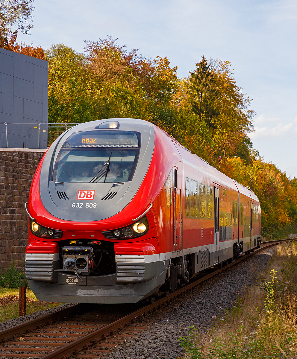 
Nun fahren die PESA LINK im Sauerland-Netz endlich....
Der zweiteilige PESA LINK II – 632 609 / 632 109 (95 80 0 632 609-3 D-DB Bpd / 95 80 0 632 109-4 D-DB ABpd) erreicht am 06.10.2018, als RB 52 „Volmetalbahn“ (Dortmund – Hagen – Lüdenscheid), seinen Zielbahnhof Lüdenscheid.

Eigentlich war für Dezember 2015 schon der Einsatz geplant, aber die Triebzüge passten nicht ins deutsche Lichtraumprofil, sie waren wenige Millimeter zu breit  und so gab es keine Zulassung. Der polnische Hersteller PESA (Pojazdy Szynowe Pesa Bydgoszcz SA) musste die Züge umkonstruieren. 

Danach gab es weitere Probleme, die Fahrzeuge entsprachen nicht den bestellten technischen Anforderungen hinsichtlich des Gewichtes und des Antriebes, so musste PESA erneut eine Umkonstruktion an dem Fahrzeugmodell vornehmen. 

Am 30. Mai 2018 hat das Eisenbahnbundesamt EBA die Zulassung für den Einsatz der zweiteiligen Züge vom Typ Pesa Link II (BR 632) für die DB Regio nun erteilt. Für die dreiteiligen Pesa Link III (BR 633) wurde sie mittlerweile auch erteilt. 

Warum es aber solange braucht um Normen und Lastenhefte zu lesen entzieht sich meiner Kenntnis. Wobei die erste erfolgreiche Zulassung in Deutschland gab es im Juni 2016 für die LINK II der NEB.

Der PESA LINK (Projektname DMU 120) ist ein Dieseltriebwagen des polnischen Herstellers PESA (Pojazdy Szynowe Pesa Bydgoszcz SA). Die ČD (Tschechische Bahnen) vermarkten sie als „RegioShark“ (RegioHai). Hai war auch mein erster Eindruck, im September 2014 auf der InnoTrans 2014 in Berlin, als das erste Vorserienfahrzeug 631 001-4 vorgestellt wurde.

Es werden verschiedene Varianten von ein- bis vierteiligen Triebzügen, mit unterschiedlichen Motorleitungen, angeboten.

Der Innenraum des Pesa Link ist im Mittelteil in Niederflurbauweise ausgeführt, während die Fahrgastbereiche an den Fahrzeugenden hochflurig ausgelegt sind. Die Bodenhöhe des Niederflurbereichs beträgt in der DB-Version im Sauerland-Netz 600 mm.Je ein Motor treibt jeweils beide Achsen eines Drehgestells am Fahrzeugende an. Zwischen den beiden Wagenteilen befinden sich nicht angetriebene Jakobsdrehgestelle

Technische Daten der BR 632 (DB):
Spurweite: 1.435 mm (Normalspur)
Achsformel: B'2' B'
Länge über Puffer:  43.730 mm
Höhe: 4.206 mm
Breite: 2.800 mm
Drehzapfenabstand: 17.040 mm
Achsabstand im Drehgestell: 2.100 mm
Dienstgewicht: 86,5 t
Achslast: 18,2 t
Höchstgeschwindigkeit: 140 km/h
Installierte Leistung: 2 x 390 kW (2 x 523 PS)
Beschleunigung:  0,74 m/s²  0-30 km/h
Antrieb: MTU Powerpack  6 Zylinder, 4-Takt-Dieselmotor mit Abgasturbolader und Ladeluftkühlung vom Typ MTU 6H 1800 R85L
Motornenndrehzahl: 1800 U/min
Motorhubraum: 12,8 l
Motorgewicht (trocken): 4.000 kg
Getriebe: 6-Gang-Automatik ZF 6 AP 2000R EcoLife    
Kraftübertragung: diesel-hydromech.  
Fußbodenhöhe (Niederflurber.):   600 mm                              
Fußbodenhöhe (Hochflurber.):   1.290 mm
Kleinster bef. Halbmesser: 100 m (Werkstatt) / 150 m (Betrieb)
Kupplungstyp: 	Scharfenberg Typ 10
Sitzplätze in der 1. Klasse: 12
Sitzplätze in der 2. Klasse: 82 und 26 Klappsitze
