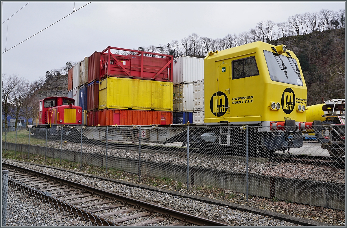 Nun, für den schlecht zu fotografierenden Tm hätte es sich wohl kaum gelohnt anzuhalten, hingen für den doch interessanten STmgmss-t schon, wie ich finden: auf einem Industriegleis bei der Klus zwischen Oensingen und Balstal steht dieser STmgmss-t mit der UIC Nummer 95 85 2720 901-8 CH-MARTI. 

21. März 2021


