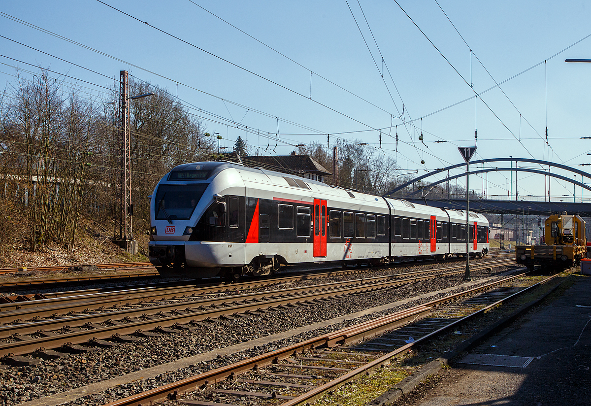 Nun mit DB-Logo.....
Der 3-teiliger Stadler Flirt (94 80 0427 105-2 D-DB / 94 80 0827 105-8 D-DB / 94 80 0427 605-1 D-DB) der DB Regio NRW, ex Abellio Rail NRW ET 23 2106  Plettenberg , ex ET 23006, fährt am 04.03.2022, als RB 91  Ruhr-Sieg-Bahn  (Siegen - Hagen), durch Kreuztal und erreicht gleich den Bahnhof Kreuztal.

Der FLIRT wurde 2007 von Stadler Pankow GmbH in Berlin unter der Fabriknummern 37674 / 37673 / 37675 gebaut und wurde 2014 modernisiert. Der Triebzug ist von Macquarie Rail (seit 2020 zu Akiem, vormals CBRail) geleast bzw. gemietet. Nach der Insolvenz der Abellio Rail NRW GmbH ist nun die DB Regio NRW wohl der Mieter.
