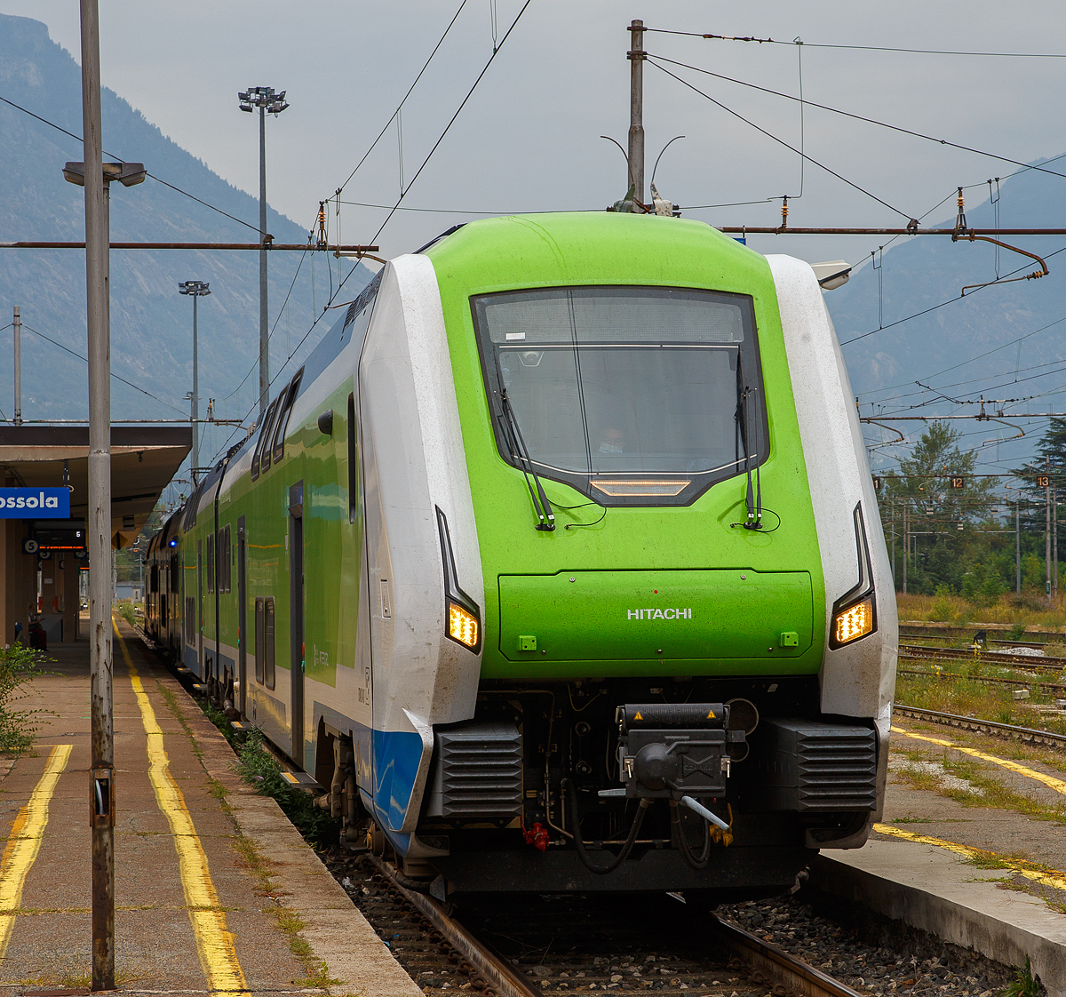 Nun sind auch schon die Hitachi “Rock”-Triebzüge (Hitachi Caravaggio) in Domodossola angekommen.....
Hier steht am 08.09.2021 im Bahnhof Domodossola der vierteilige Rock – ETR 421-021 der Trenord (Tn). 
