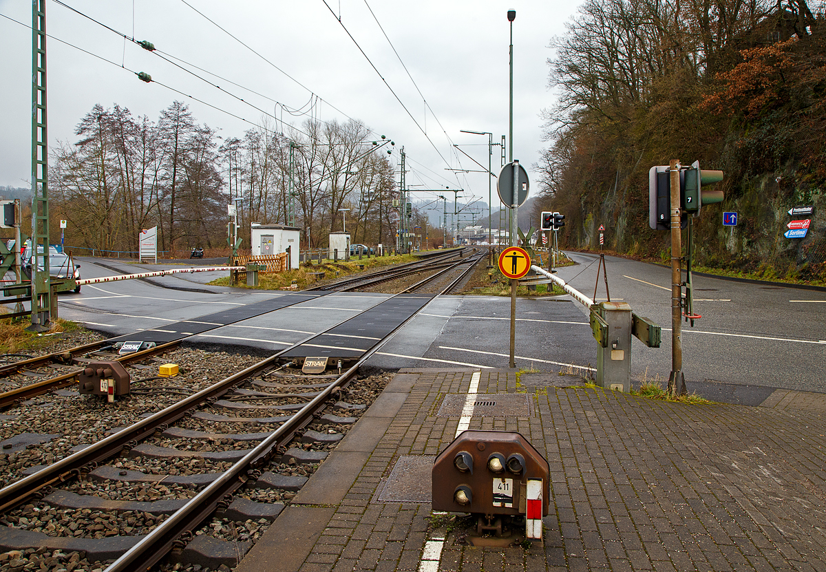 Nun zeigt das Schutzsignal - Signal Sh 1 „Fahrverbot aufgehoben.“ - an einem niedrigstehenden Lichtsperrsignal (Schotterzwerg), beim Bahnhof Scheuerfeld (Sieg), Gleis 411 (Fahrtrichtung Betzdorf), kurz vor dem Bahnübergang Bü Km 79,720, hier am 18.01.2022. 

Die Schranke am Bü ist nun auch geschlossen und Zugfahrten sind möglich. Links an dem Schutzsignal von Gleis 412 sieht man auch sehr gut warum diese Zwergsignale auch  Schotterzwerg  genannt werden, es sitzt am Schotter auf.