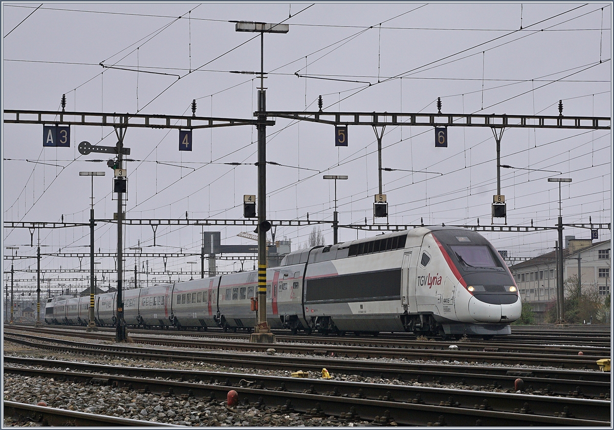 Nur ganz kurz, da der Zug ja in die andere Richtung nach Bern fahren wird, zeigten sich bei der Aufrüstung die weissen Frontleuchten des TGV Lyria 4415.

5. April 2019