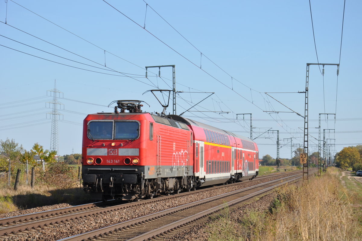 Nur noch gut zwei Monate fahren Loks der Baureihe 143 auf der RB75. Am 12.10.2018 bespannte 143 141 einen Verstärker-Umlauf der RB75 und erreicht hier auf dem Bild in Kürze den Haltepunkt Klein Gerau.