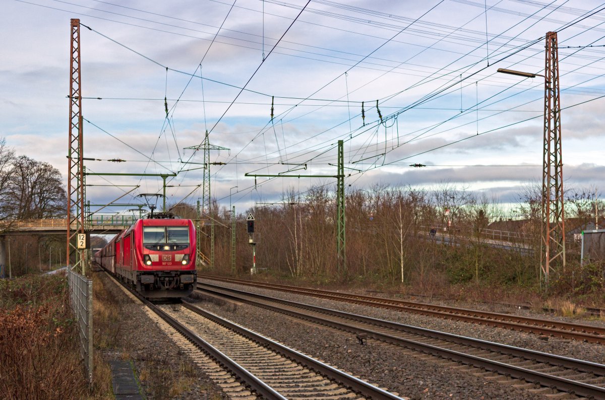 Nur wenige Kilometer �stlich der Hauptstrecke Duisburg - D�sseldorf f�r den Personenverkehr gelegen, herrscht auf der Strecke von Oberhausen nach Gremberg reger G�terverkehr aus dem Ruhrgebiet in Richtung Rheinstrecken. Am 27.12.2021 bef�rdern 187 123 und 187 125 einen aus Selbstentladewagen gebildeten Ganzzug in Richtung S�den.