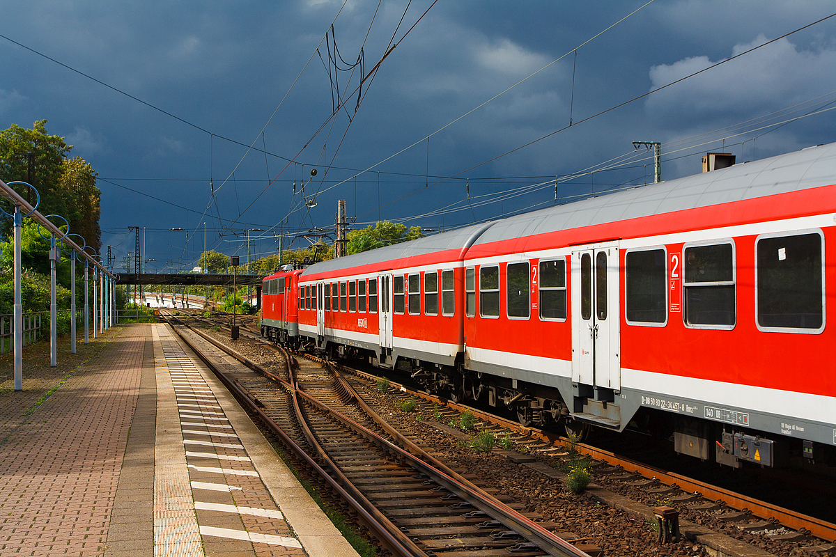 
Ob da nicht ein Unwetter aufzieht....
Die 111 190-5 zieht den SE 50  Kinzigtalbahn  (Wchtersbach - Gelnhausen - Hanau - Frankfurt Hbf) am 18.08.2014 vom Hbf Hanau weiter in Richtung Frankfurt am Main.