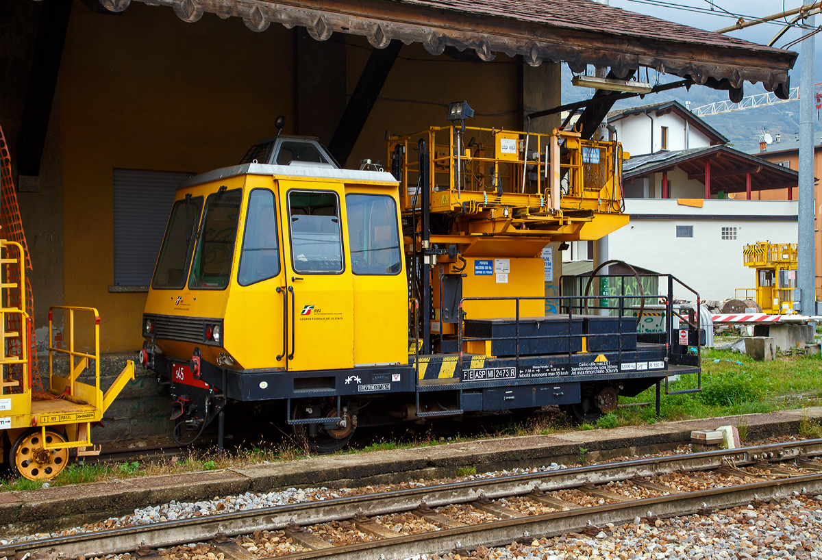
Oberleitungsinstandhaltungs-Fahrzeug S 45 2473 (F E ASP MI 2473 A) der Rete Ferroviaria Italiana (RFI), die Betriebsgesellschaft für den Bereich Schienennetz und Eisenbahninfrastruktur der FS, angestellt am 02.11.2019 beim Bahnhof Sondrio (dt. Sünders).

Gebaut wurde das Fahrzeug 1988 von der SAEM S.P.A. in Rom.

Technische Daten:
Spurweite: 1.435 mm
Achsanzahl: 2
Länge über Puffer: 7.300 mm
Achsabstand: 4.000 mm
Höchstgeschwindigkeit: 55 km/h
Eigengewicht: 12.000 kg
Nutzlast: 2.000 kg Max.
Belastung der Hebebühne: 600 kg

