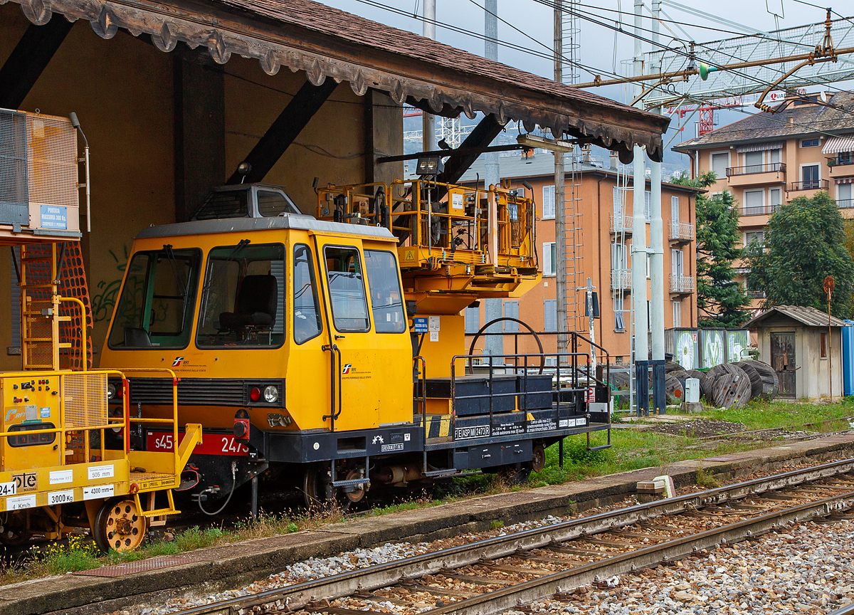 Oberleitungsinstandhaltungs-Fahrzeug S 45 2473 (F E ASP MI 2473 A) der Rete Ferroviaria Italiana (RFI), die Betriebsgesellschaft für den Bereich Schienennetz und Eisenbahninfrastruktur der FS, angestellt am 02.11.2019 beim Bahnhof Sondrio (dt. Sünders).

Gebaut wurde das Fahrzeug 1988 von der SAEM S.P.A. in Rom.

Technische Daten:
Spurweite: 1.435 mm
Achsanzahl: 2
Länge über Puffer: 7.300 mm
Achsabstand: 4.000 mm
Höchstgeschwindigkeit: 55 km/h
Eigengewicht: 12.000 kg
Nutzlast: 2.000 kg Max.
Belastung der Hebebühne: 600 kg