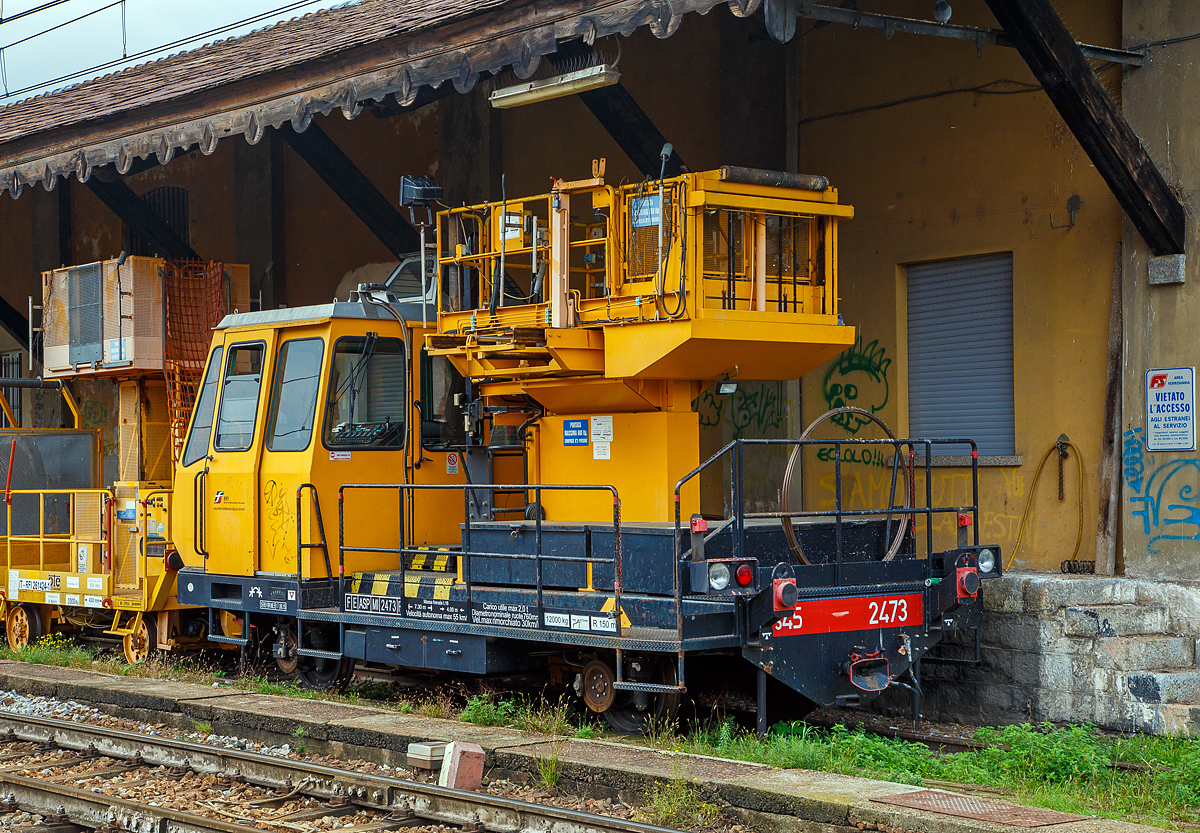 Oberleitungsinstandhaltungs-Fahrzeug S 45 2473 (F E ASP MI 2473 A) der Rete Ferroviaria Italiana (RFI), die Betriebsgesellschaft für den Bereich Schienennetz und Eisenbahninfrastruktur der FS, angestellt am 02.11.2019 beim Bahnhof Sondrio (dt. Sünders).

Gebaut wurde das Fahrzeug 1988 von der SAEM S.P.A. in Rom.

Technische Daten:
Spurweite: 1.435 mm
Achsanzahl: 2
Länge über Puffer: 7.300 mm
Achsabstand: 4.000 mm
Höchstgeschwindigkeit: 55 km/h
Eigengewicht: 12.000 kg
Nutzlast: 2.000 kg Max.
Belastung der Hebebühne: 600 kg
