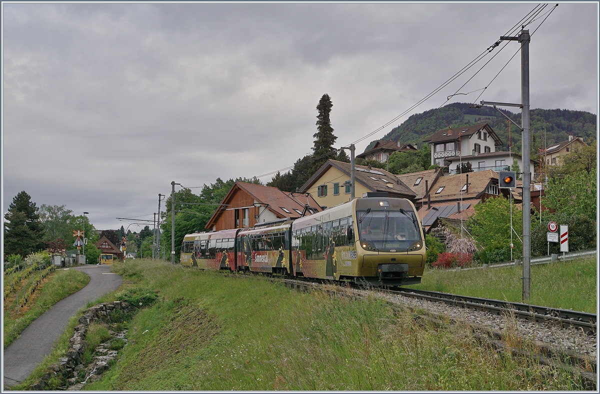 Obwohl die MOB Be 4/4 (Serie 5000) anfangs im  Vorortsverkehr  von Montreux im Einsatz standen, werden die vier Züge nach ihrem Umbau zu ABt - Be 4/4 - Bt vorwiegend auf der Strecke in die Lenk eingesetzt, ein Umstand, der den Züge den Namen  Lenkerpendel  eingebracht hat. 

Neuerdings, und wohl nur vorübergehend kommen jeweils am Wochenende die  Lenkpendel  in IR/PE (!) Umläufen bis nach Montreux, Grund genug, den PE 2111 auf der Fahrt von Zweisimmen nach Montreux bei der Durchfahrt in Planchamp fotografisch festzuhalten. 

2. Mai 2020