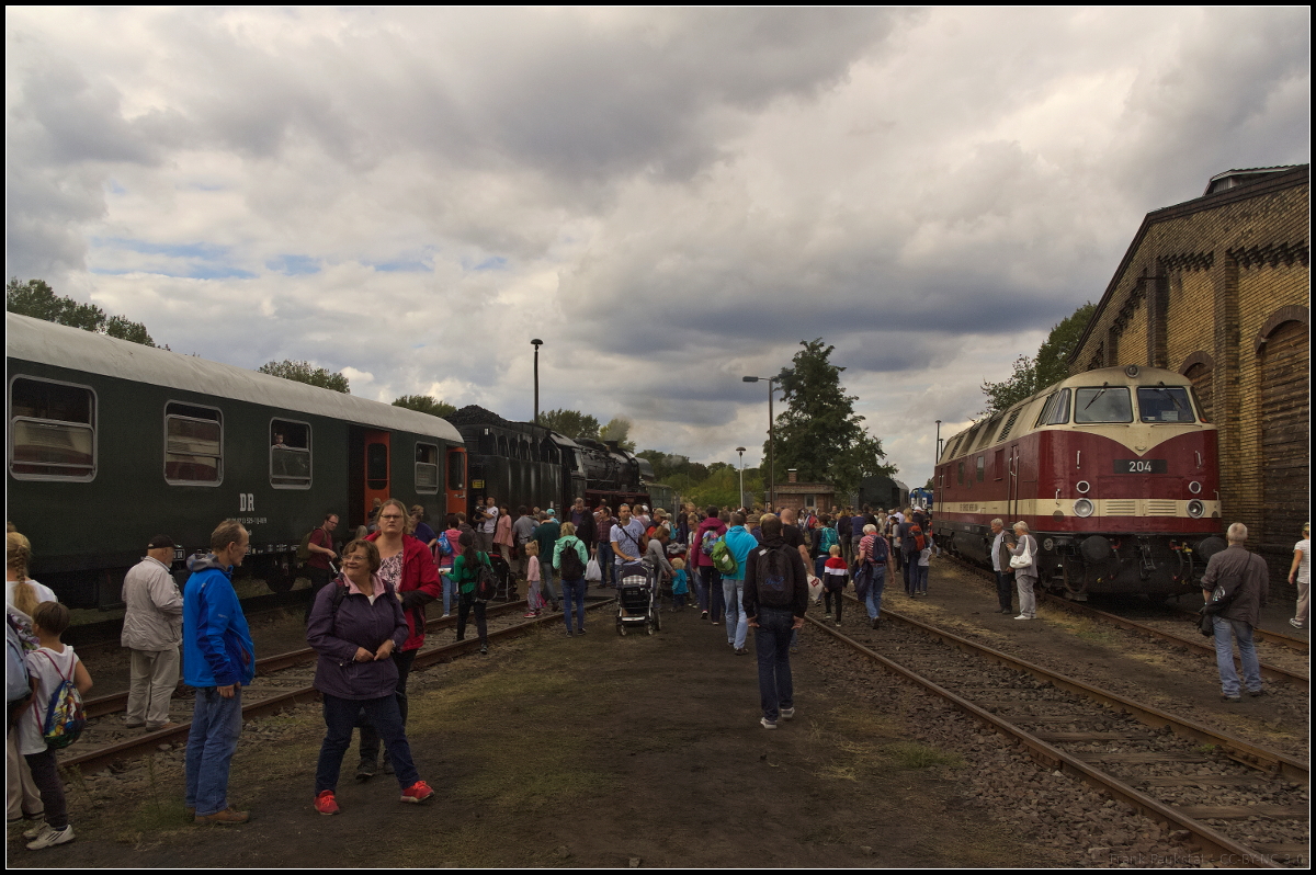 Obwohl die Sonne leider den Wolken Platz machen musste, war der Besuch des 15. Berliner Eisenbahnfest am 15.09.2018 im ehemaligen Betriebbahnhof Berlin-Schneweide gro. Links steht ein Sonderzug der Besucher einmal rund um Berlin fuhr und rechts steht die schne BUNA 204.