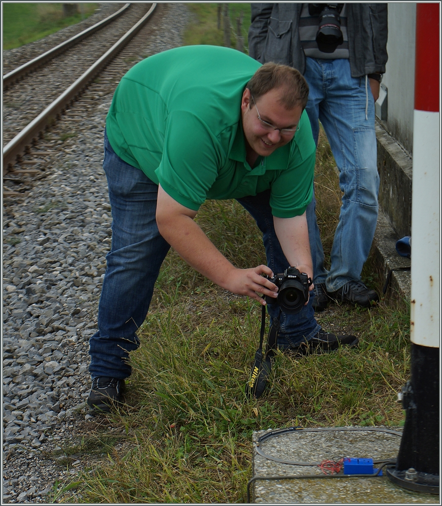 Obwohl der Verlad der Zuckerrüben an der BAM Strecke (links im Bild) recht zügig voran ging, versüssten wir uns die Wartezeit mit einer ganz kleinen Modellbahn, welche, wie bei Tobias zu sehen, Spass bereitete.
Bei Mauraz, den 15. Okt. 2014