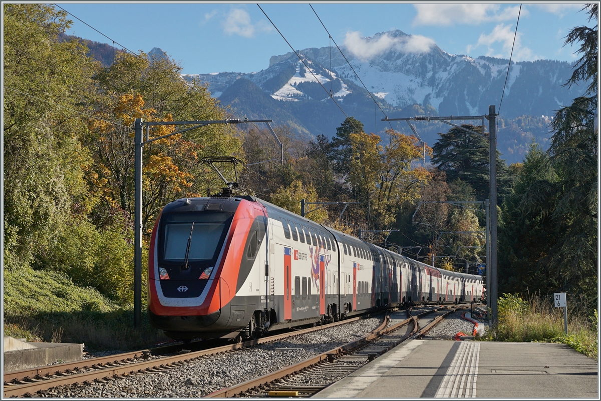Obwohl in Villeneuve gebaut, sind die Twidexx Züge auf der Simplonstrecke eher selten und wenn mal einer zu sehen ist, dann auf Probe- oder Überführungsfahrt, wie hier der SBB RABDe 502 013-6 bei der Durchfahrt in Burier in Richtung Villeneuve.

8. Nov. 2021