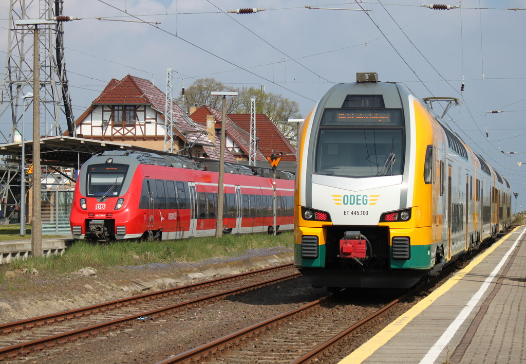ODEG-Kiss 445 103-5 war am 02.05.2015 als Sonderzug Berlin-Warnem�nde im Bahnhof Warnem�nde zu Gast.