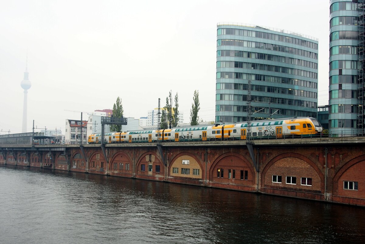 ODEG RE 2 446 Stadler Kiss auf der Jannowitzbrücke in Berlin am 24.10.2019.