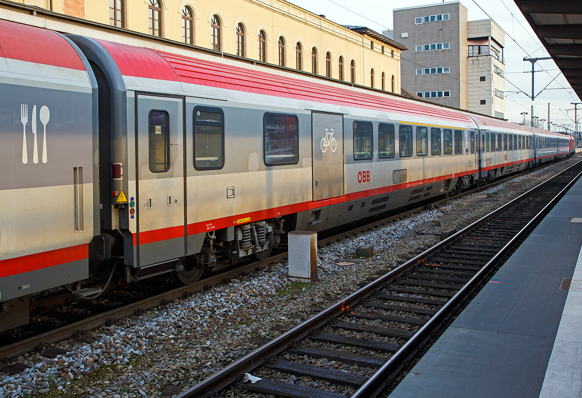 
ÖBB 1. Klasse Großraumwagen mit Gepäck- und Fahrradabteil der Bauart ADbmpsz 73, (modernisierter Eurofima-Wagen), A-ÖBB 73 81 81-91 014-7 ADbmpsz eingereiht als Wagen 262 in den EC 112 „Blauer Enzian“ (Klagenfurt Hbf - Frankfurt am Main Hbf) am 08.02.2020 beim Halt im Hauptbahnhof Augsburg. Der Wagen hat an jeder Seite zusätzlich eine breite Fahrradtür.

TECHNISCHE DATEN: 
Spurweite: 1.435 mm 
Länge über Puffer:  26 400 mm
Drehzapfenabstand:  19.000 mm
Achsstand:  21.500 mm
Achsstand im Drehgestell:  2.500 mm
Drehgestellbauart: Minden-Deutz 522
Leergewicht: 49 t
Höchstgeschwindigkeit:  200 km/h
Sitzplätze: 27 (1.Klasse)
Abteile: 1 Großraum
Dienstabteil: 1
Toiletten: 1 (Rollstuhlgerecht, geschlossenes System)
