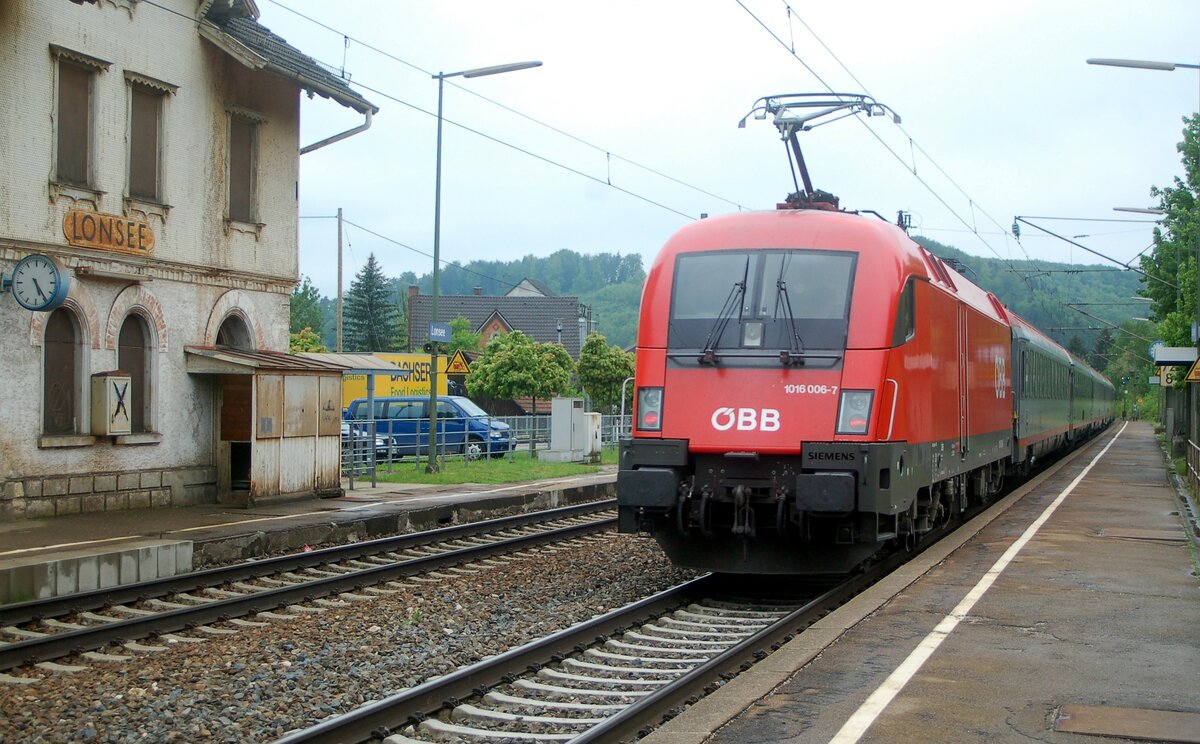 ÖBB 1016 006-7 fährt mit EC durch Lonsee am 12.05.2009.